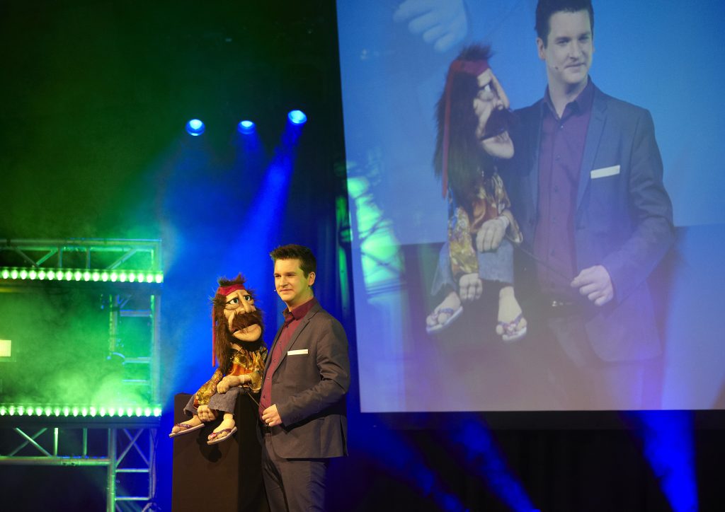 Bauchredner Tim Becker mit seiner Bauchrednerpuppe