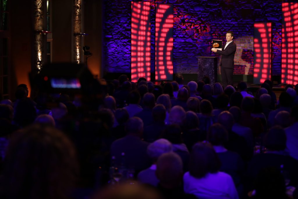 Bauchredner Tim Becker im hr - Fernsehen. hr Comedy Festival.