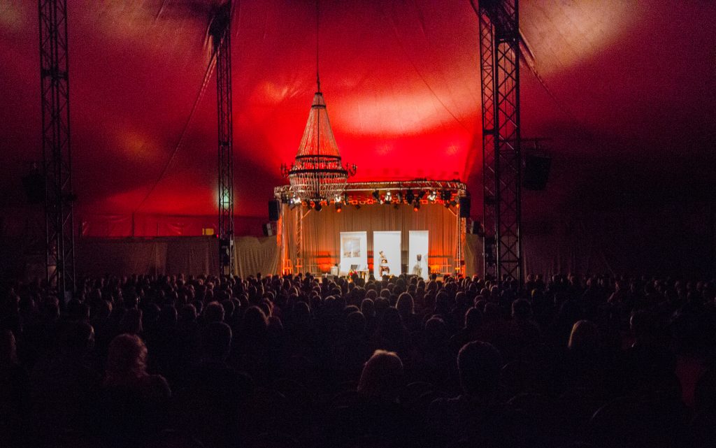 Bauchredner Tim Becker mit seinen Puppen bei Kultur im Zelt in Braunschweig