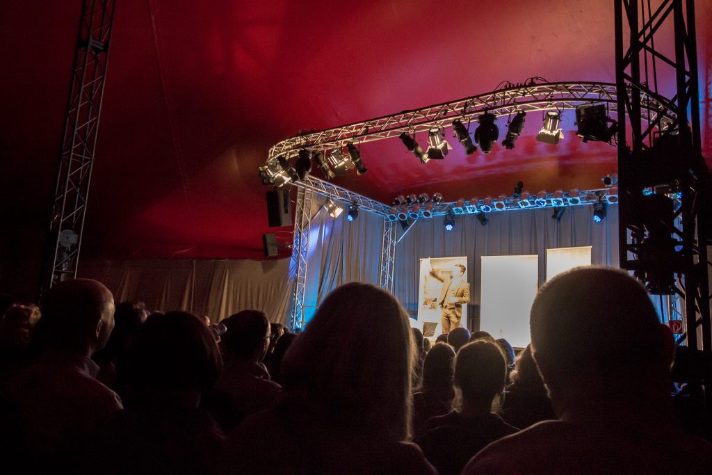 Bauchredner Tim Becker mit seinen Puppen bei Kultur im Zelt in Braunschweig