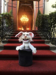 Der Bauchredner Tim Becker präsentiert seine Bauchrednerpuppe bei Firmenevent